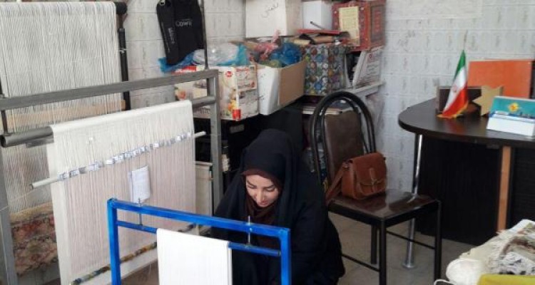 اشتغال زایی 31 نفر با ارائه وام اقتصاد مقاومتی در یک کارگاه فرش بافی شهرستان صحنه 