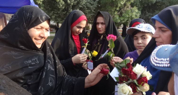 120 شاخه گل سرخ به بانوان با حجاب صحنه ای اهداء شد + تصویر