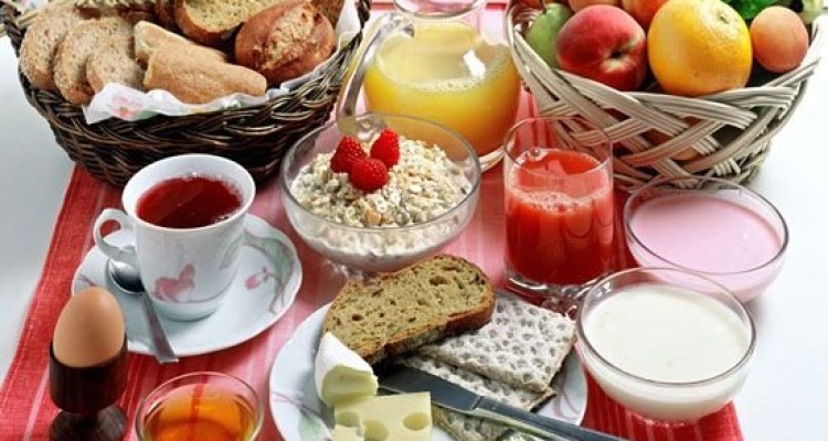 بهترین غذاها و تنقلات سالم برای یک سفر تابستانی