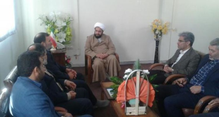 فرماندهی و جمعی از پایوران سپاه ناحیه صحنه با امام جمعه اسلام اباد غرب دیدار کردند