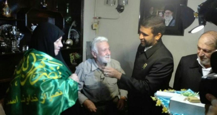 تجلیل خادمان رضوی از پیشکسوت شعر و ادب فارسی در استان کرمانشاه 