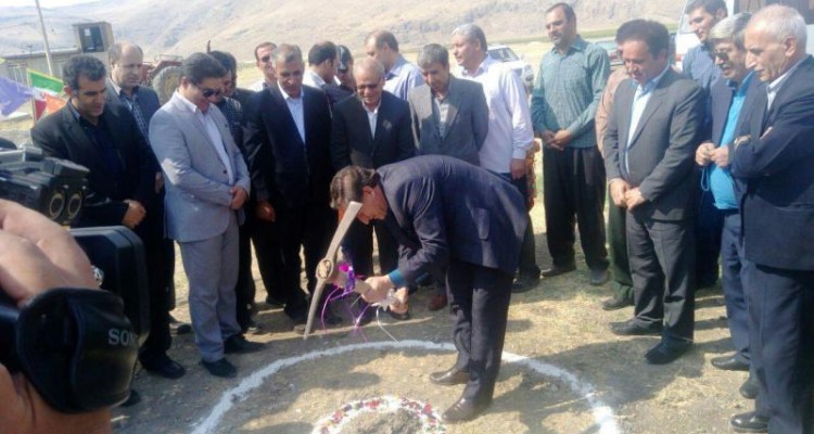 مراسم کلنگ زنی احداث و ساخت مدرسه روستای شاهپورآباد و امین آباد ، از توابع بخش دینور انجام شد