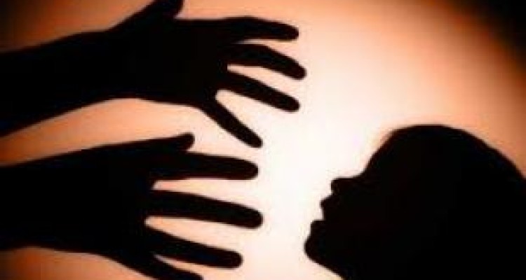  کتک خوردن بی رحمانه دختر بچه کرمانشاهی از مادرش