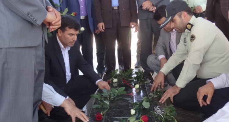 	مزار شهدای شهر صحنه غبار روبی و عطر افشانی شد 