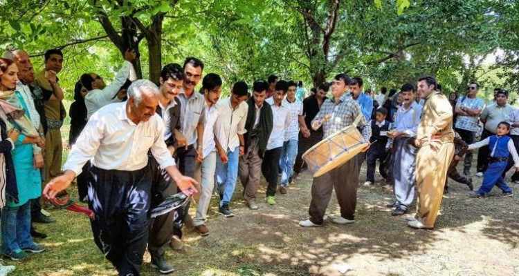  جشنواره تهیه روغن کرمانشاهی در بخش دینور شهرستان صحنه برگزار شد