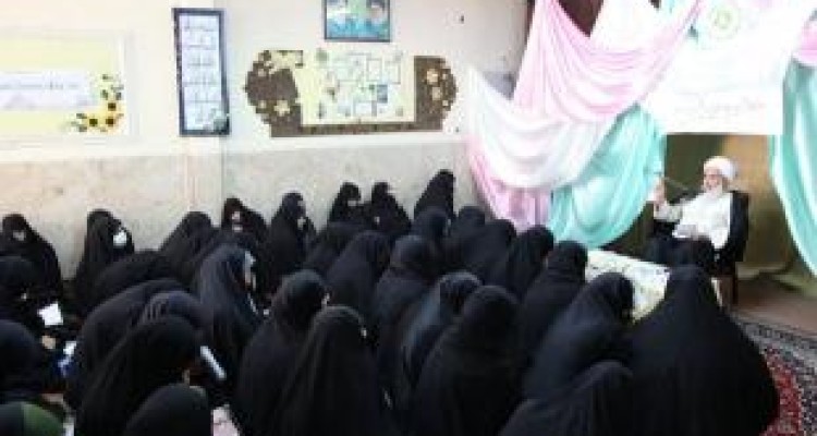 طلبه باید الگوی دیگر افراد جامعه باشد 