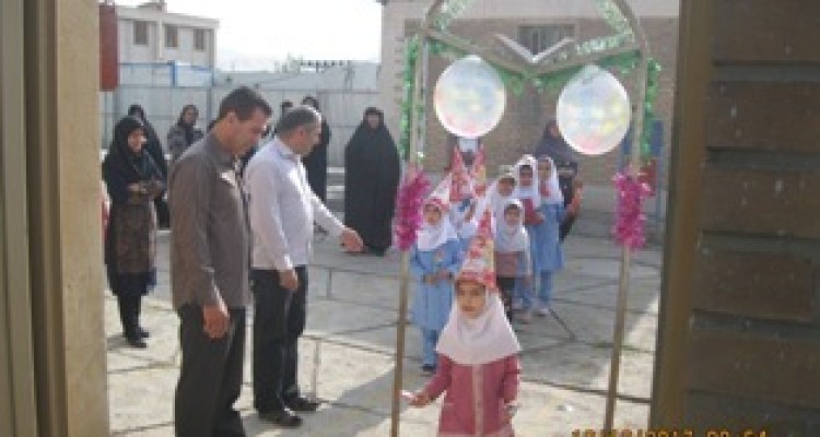  مراسم جشن غنچه ها در مدارس منطقه دینور برگزار شد