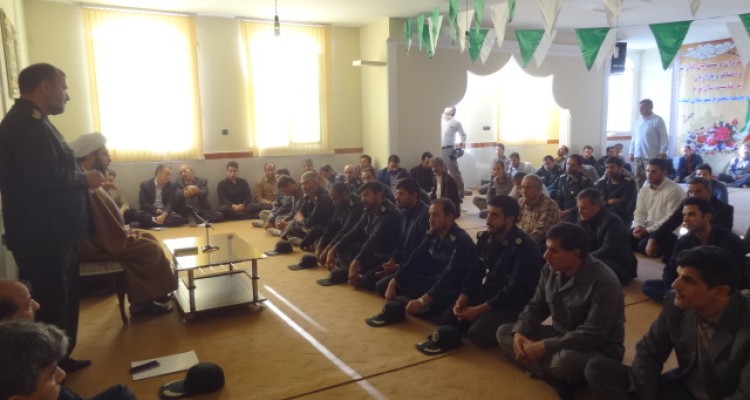 جمعی از پایوران سپاه و مسئولین ادارات شهرستان صحنه با امام جمعه این شهرستان دیدار کردند