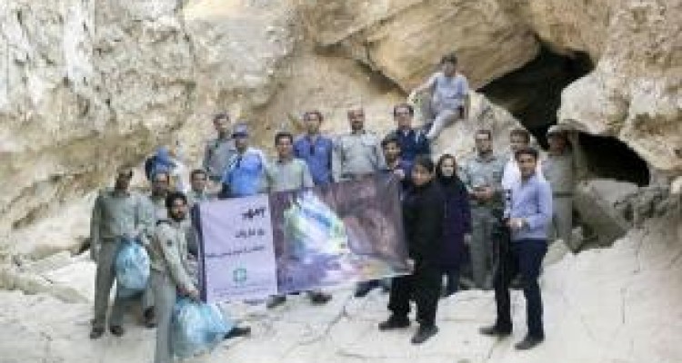 فعالان محیط زیست به پاکسازی غارها رفتند 