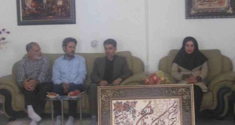 کارکنان اداره کتابخانه های عمومی صحنه با خانواده آزاده سرافراز نصرالله مهروی دیدار کردند