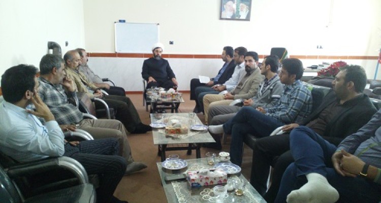 کارمندان اداره دامپزشکی شهرستان صحنه با امام جمعه دیدار کردند