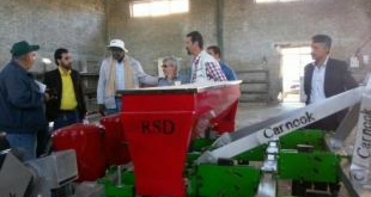 تایید کارائی دستگاه ساخته شده بومی برای کشت مستقیم نخود توسط مسئولان پروژه بین المللی امنیت غذایی 