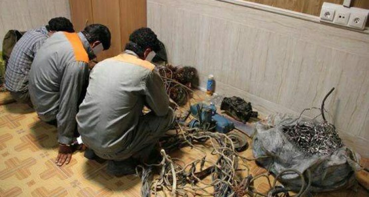 سارقان حرفه ای سیم برق در صحنه دستگیر شدند 