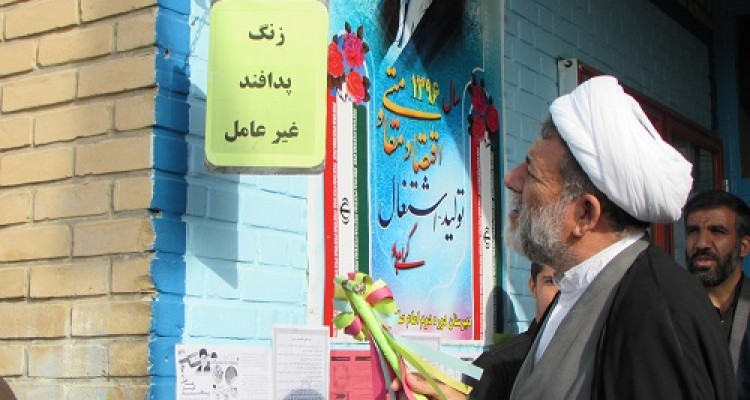 زنگ آغاز هفته بسیج دانش آموزی و هفته پدافند غیر عامل در دبیرستان امام صادق (ع) به صدا در آمد+تصویر