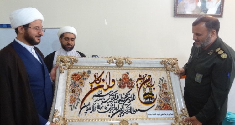فرماندهی و جمعی از پایوران سپاه ناحیه صحنه با امام جمعه این شهرستان دیدار کردند