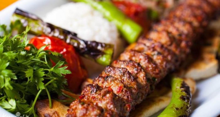  بازار داغ غذای ارزان‌ قیمت در کرمانشاه/ استفاده از سنگدان مرغ در کباب 