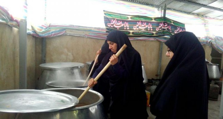 بانوان بسیجی حضور پررنگی در تامین غذا برای زائران اربعین حسینی دارند