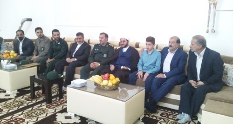 طی مراسمی از دانش آموز صحنه ای نابغه شنای کشور تجلیل شد 