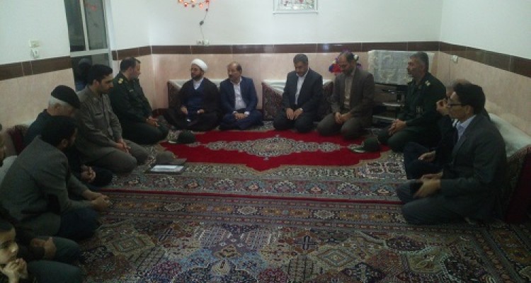 جمعی از مسئولین با خانواده معظم شهدا شهرستان صحنه دیدار کردند