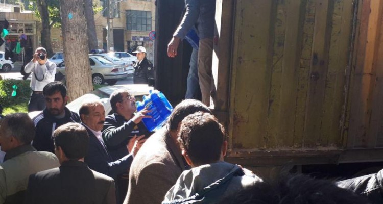 کمک های مردمی شهرستان صحنه به زلزله زدگان سرپلذهاب به شور خاصی در حال انجام است