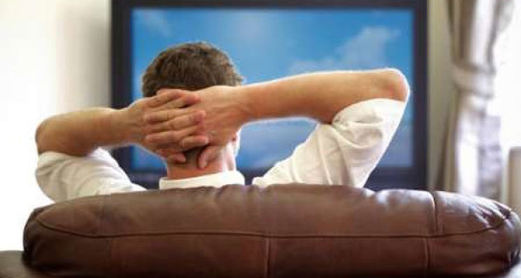 خطر نشستن پای تلویزیون و افزایش ریسک لختگی خون 