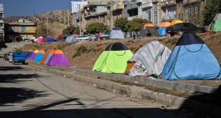 نمایندگان فرماندار در محلات قصرشیرین حواله چادر توزیع می‌کنند 