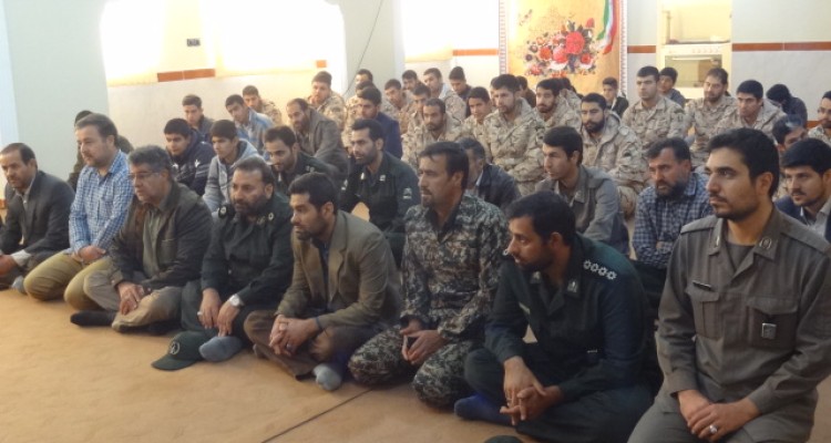 جمعی از پایوران و بسیجیان ناحیه صحنه با امام جمعه این شهرستان دیدار کردند