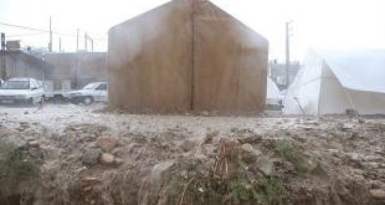  دردسرهای باران در مناطق زلزله زده/ کانکسهایی که نرسیدند 