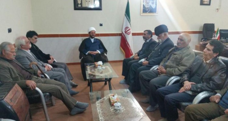 جمعی از سران اهل حق شهرستان صحنه با امام جمعه این شهرستان دیدار کردند + عکس