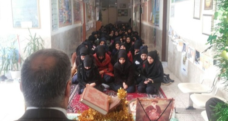 مراسم جشن آغاز امامت حضرت مهدی (عج) در دبیرستان حضرت زینب (س) بخش دینور برگزار گردید