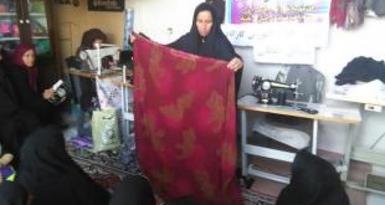 هنر آفرینی بانوهای روستایی با چهل تکه دوزی / اقتصاد مقاومتی در کارگاه خیاطی تحقق یافت 