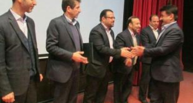 تجلیل مدیرکل آموزش و پرورش استان کرمانشاه از پژوهشگر برتر پاوه‌ای 