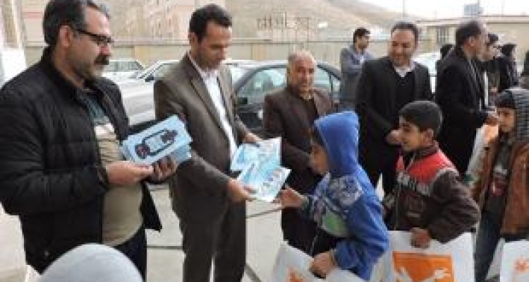 اهدای بسته های فرهنگی به دانش آموزان مسکن مهر اسلام آباد غرب + تصاویر 