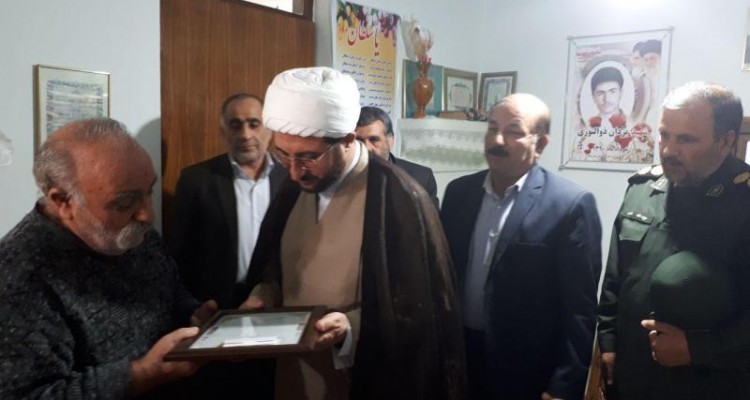 جمعی از مسئولین شهرستان صحنه با خانواده معظم شهدای این شهرستان دیدار کردند