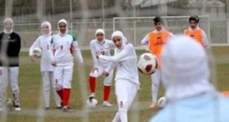 دختر بسیجی کرمانشاه به اردوی تیم ملی فوتبال جوانان دعوت شد 