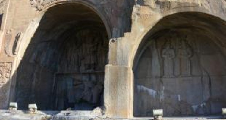 کپک و تار عنکبوت طاقبستان را تهدیدمی‌کند/ روایت تصاویر از بی‌تدبیری 