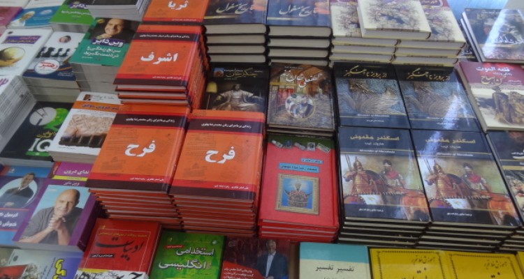 نمایشگاه کتاب 5 هزار عنوانی در صحنه با 50 درصد تخفیف افتتاح شد
