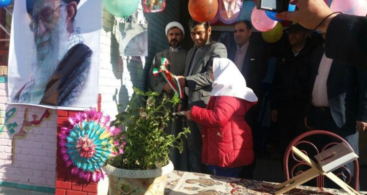 زنگ انقلاب با حضور بخشدار مرکزی صحنه در روستای درکه نواخته شد + تصویر 
