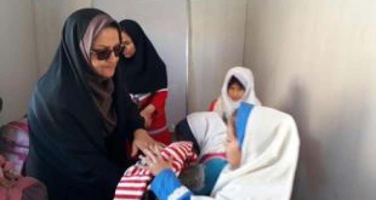 توزیع پک های خوراکی در بین دانش آموزان زلزله زده سرپل ذهاب 