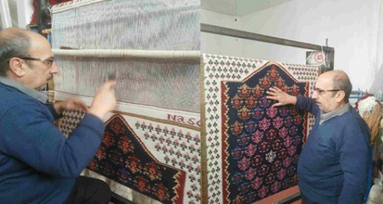 اشتغالزایی با هنر گلیم در هرسین/ معلمی که پس از بازنشستگی کارآفرینی می کند 
