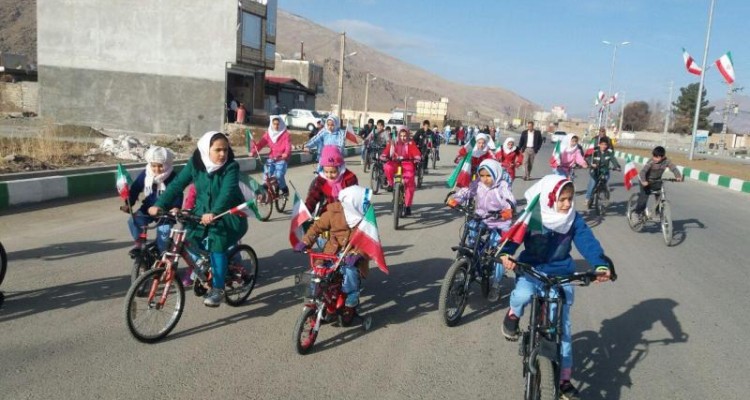 همایش دوچرخه سواری دانش آموزان دختر دینوری برگزار شد