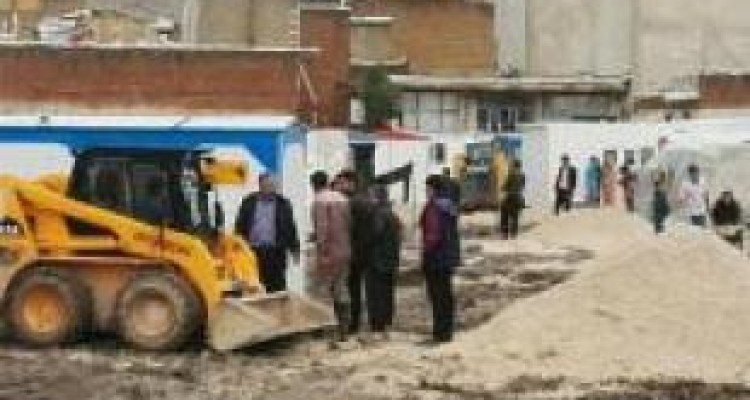 تسطیح و شن ریزی سطح کمپ های چادر و اسکان موقت زلزله زدگان سرپل ذهاب 