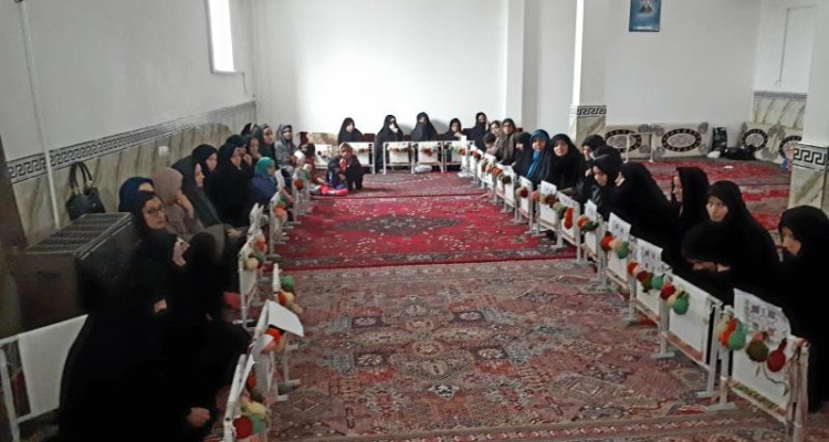 جمعی از مسئولین شهرستان صحنه از کارگاه قالیبافی روستای بیدسرخ بازدید کردند