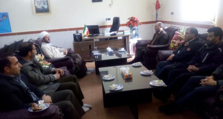 کارکنان اداره منابع طبیعی شهرستان صحنه با امام جمعه این شهرستان دیدار کردند