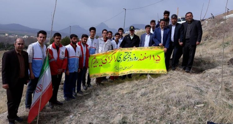  نهال صلح و دوستی توسط جمعیت هلال احمر شهرستان صحنه کاشته شد
