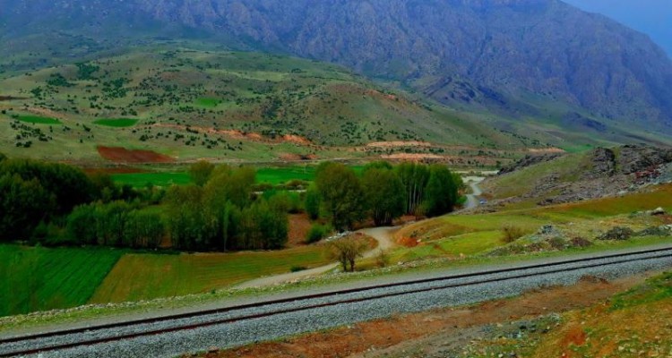طبیعت مناطق گردشگری صحنه در فصل بهار