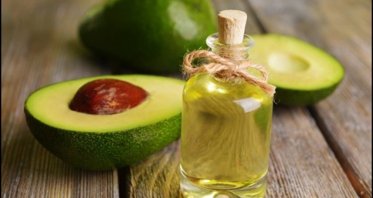  تقویت موها با روغن آووکادو