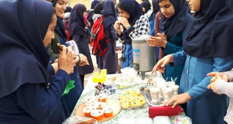 بازارچه دانش آموزان دبیرستان نمونه دولتی رضوان شهر صحنه برگزار شد