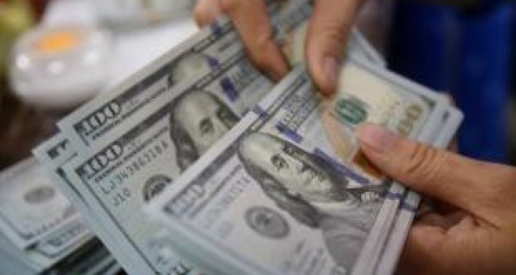 خبری از دلار ۴۲۰۰ تومانی در بازار نیست /واردکنندگان دست به دامن دلالان 
