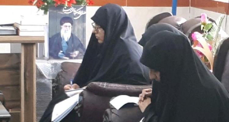 بانوان با حجاب صحنه ای مورد تقدیر قرار می گیرند